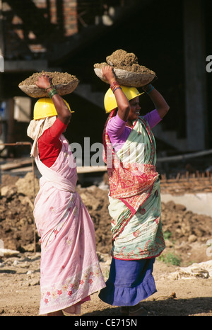 HMA 84197: zwei indische Frauen Saree Arbeiter heben der Last Baustelle mit Helmen Indien Stockfoto