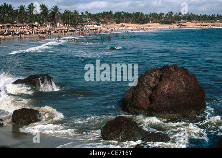 AMA 82458: Felsstrand Felsen Meer Brandung Wasser Palm Bäume Goa Indien Stockfoto