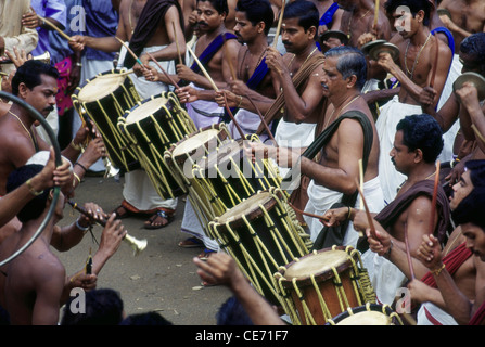 Musiker spielen Musikinstrumente Schlagzeug und shehnai; Trichur Thrissur Pooram Puram Temple Festival; Kerala; indien; asien Stockfoto