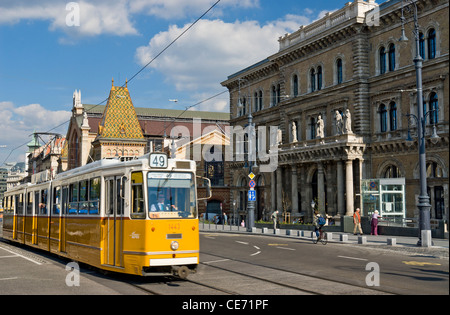 Straßenbahnen auf Vamhaz körút mit zentralen Markthalle im Hintergrund links und rechts Corvinus Universität Pest, Budapest, Ungarn. Stockfoto