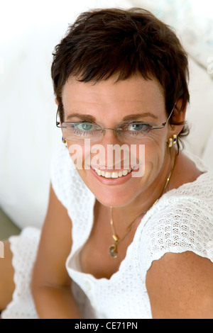 Reife Frau lächelnd Stockfoto