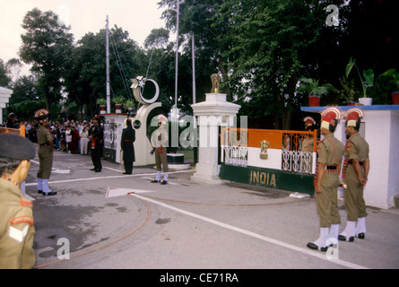 Die Absenkung der Flaggen Zeremonie ; Wagah Attari Grenzzeremonie ; Indien ; Pakistan ; Wagah ; Wahga ; Wagha ; Wahgah ; Stockfoto