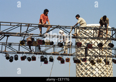 VCA 84173: Männer, die Anpassung Lichter am Nehru Center Worli Bombay Mumbai Maharashtra Indien Stockfoto