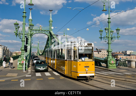 Straßenbahn auf Liberty Bridge oder Freiheitsbrücke (Szabadsag hid), Budapest, Ungarn. Stockfoto