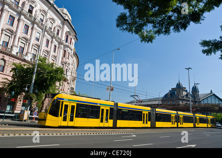 Straßenbahn am Szent Istvan körút vor dem Westbahnhof (Nyugati Palyaudvar) Bahnhof, Budapest, Ungarn. Stockfoto