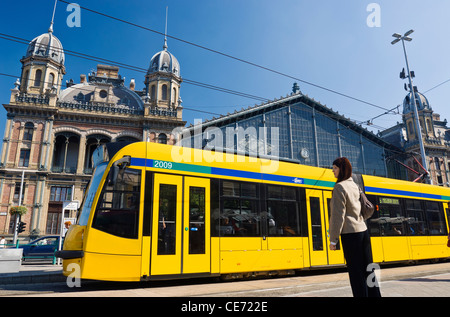 Straßenbahn auf Terez körút vor dem Westbahnhof (Nyugati Palyaudvar) Bahnhof, Budapest, Ungarn. Stockfoto