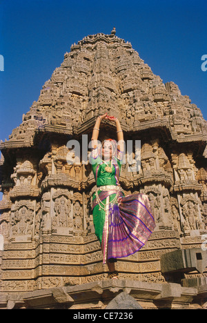 HSA 84211: Kuchipudi; Frau tanzt klassischen Tanz Indien Tempel im Hintergrund keine Model-Release Stockfoto