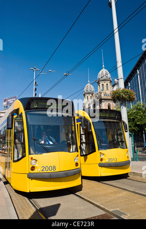 Straßenbahn auf Terez körút vor dem Westbahnhof (Nyugati Palyaudvar) Bahnhof, Budapest, Ungarn. Stockfoto