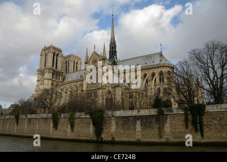 Kathedrale Notre-Dame, Paris, Frankreich, an einem kalten, trüben Tag Stockfoto