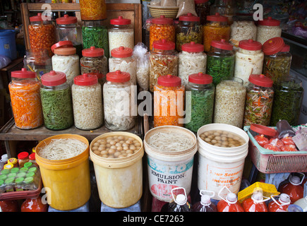 Gläser von eingelegtem Gemüse zum Verkauf an Dalat Markt Stockfoto