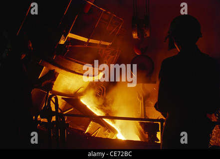 geschmolzenes Eisen Gießen aus heiß brennenden Ofen aus Stahl Fabrik Indien Stockfoto