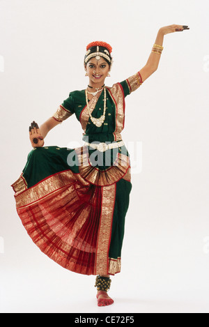 Bharatanatyam ; Bharata natyam ; Bharat natyam ; Bharatnatyam ; Indischer klassischer Tänzer ; weißer Hintergrund ; Indien ; Asien ; MR#579 Stockfoto