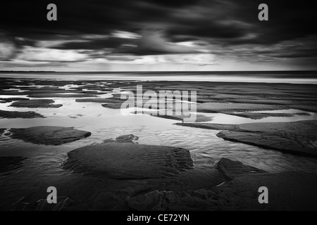 England, Northumberland, Warkworth. Gezeiten Einlass am Sandstrand in Warkworth an der Erbe-Küste. Stockfoto