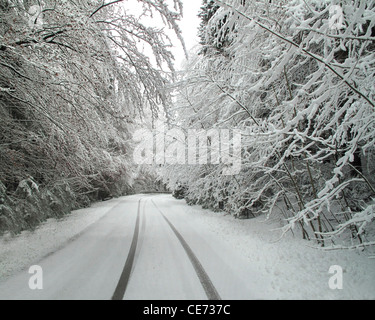 DE - Bayern: Fahren unter winterlichen Bedingungen Stockfoto