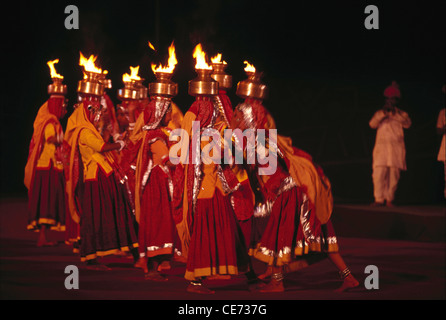 Indische Frauen balancieren brennenden Töpfe in Rajasthani Ghoomar Volkstanz Rajasthan Indien Stockfoto