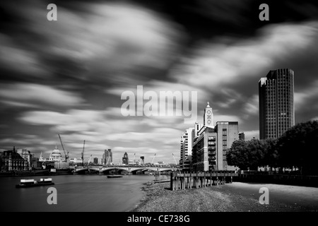 England, London, OXO Tower. OXO Tower von der Themse stromaufwärts gesehen Stockfoto