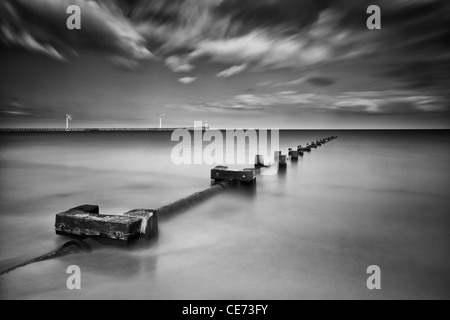 England, Northumberland, Blyth. Das industrielle Erbe der Blyth ist am Sandstrand Stockfoto