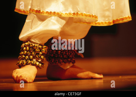 Indischer klassischer Tanz Kathak trägt ghungroo jingling Knöchelglocken; indien; asien Stockfoto