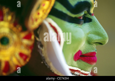 MGM 84451: Profil von bemaltem Gesicht Kathakali Mann klassische Tänzerin von Indien Modell Release-Nummer 306 Stockfoto