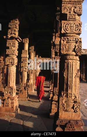 Säulen in Qutb Kutub Qutab Minar Qtab komplexe Delhi Indien Stockfoto