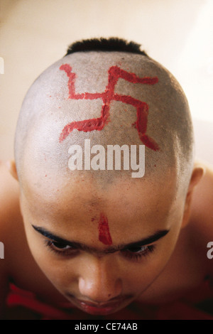 Swastik unterschreiben auf kahlem Kopf des Jungen im indischen Jungen während der Thread Ceremony India Asia Stockfoto