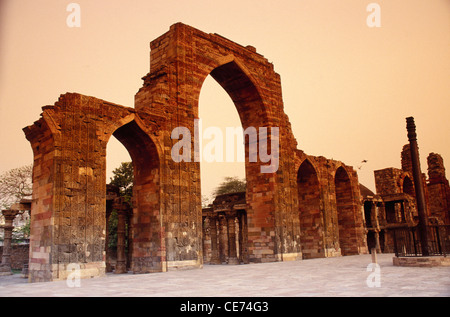 Qutub Qutb Kutub Qutab Qtab Minar Complex , Gupta Eisensäule ; Delhi ; Indien ; asien Stockfoto