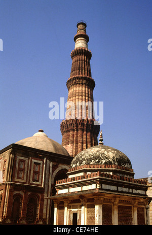 NMK 82111: Qutub Qutb Kutub Qutab Qtab Minar mit Alai Darwaza und Grab des Zmam Zamin; Delhi; Indien Stockfoto