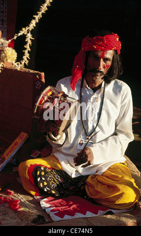 AHP 82991: Indische Priester Mann spielt Damru Trommel während Pooja Indien Stockfoto