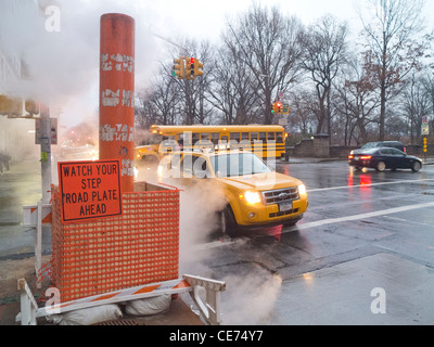 Dampf entweicht Schachtabdeckung Stockfoto