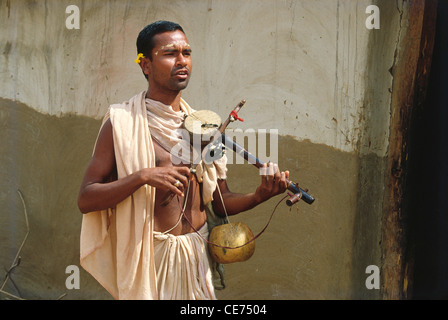 Der indische Mann Sadhu Priest spielt ein Saiteninstrument ektara orissa odisha indien asien Stockfoto