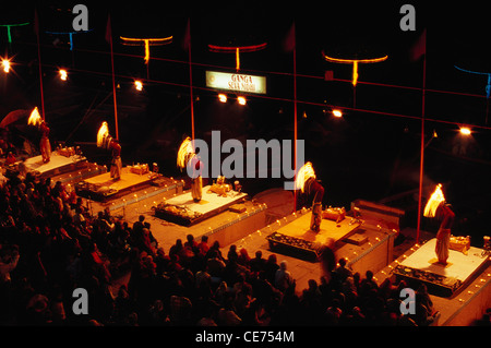 SGR 82905: Ganges Arati Pooja bei Nacht Fluss Ganges Varanasi Uttar Pradesh, Indien Stockfoto