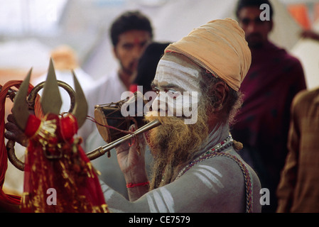 SOA 82937: Asche beschmiert indischen Sadhu spielen Musikinstrument Kumbh fair Allahabad Uttar Pradesh, Indien Stockfoto