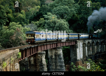 indische Dampflok Spielzeugeisenbahn auf Brücke in der Nähe von Ooty Tamil Nadu Indien Stockfoto