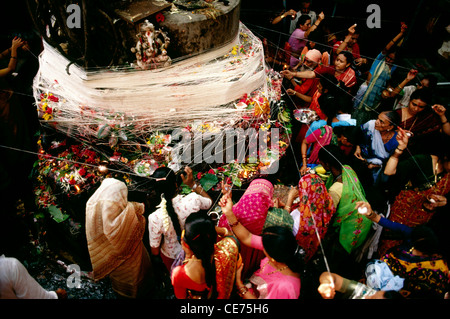 RVA 83062: indische Frauen feiern MwSt Poornima Baum beten Festival Indien Stockfoto