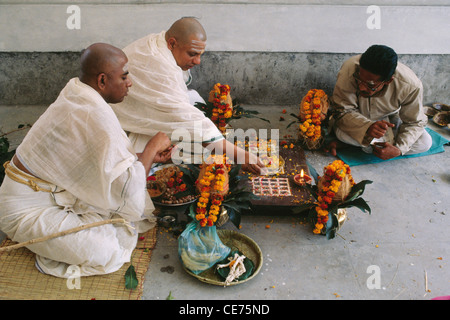 RVA 83087: drei indischen hindu Sanyasi Priester Durchführung Pooja Puja zu Göttern und Göttinnen Indien zu beten Stockfoto