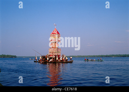 indische Tempel Replik auf Booten in Nebengewässern Kadavoor Kollam Kerala Indien Stockfoto