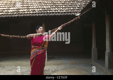 Indische Frau, die Fleisch im Innenhof trocknet Tamil Nadu Indien Asien Indisch Asiatisch MR#777A dpa 84766 maa Stockfoto
