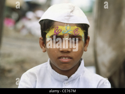 RVA 83161: ein indischer Junge mit Nehru Kappe und festliche Tikka auf Kopf; Maharashtra; Indien Stockfoto