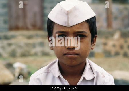 RVA 83162: ein indischer Junge mit Nehru Topi Blick in die Kamera; Maharashtra; Indien Stockfoto