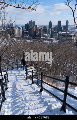 Blick auf Skyline von Montreal im Winter vom Mount Royal Park. Stockfoto