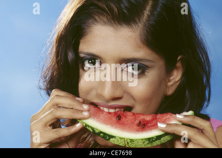 Indische Frau essen Wassermelone Obst Scheibe; indien; asien; HERR#421 Stockfoto