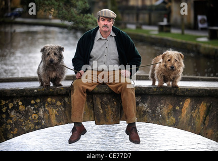 Ein Mann mit einem paar der Glen of Imaal Terrier UK Stockfoto