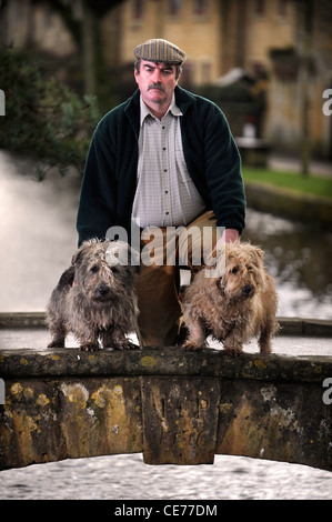 Ein Mann mit einem paar der Glen of Imaal Terrier UK Stockfoto