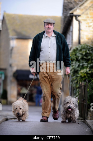 Ein Mann zu Fuß ein paar Glen of Imaal Terrier UK Stockfoto