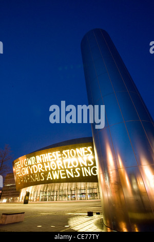 Wales Millennium Centre und der Wasserturm in Cardiff Bay Stockfoto