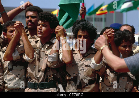 Soldaten der libyschen Armee während der Feierlichkeiten in Bengasi anlässlich der Eröffnung des großen Mannes machte River Projekts in Ajdabiya Stockfoto