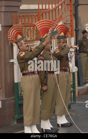 Ein indischer Soldat Rennen die Flagge während der täglichen Flag-senkende Zeremonie an Wagah an der Grenze zu Pakistan herunterziehen. Stockfoto