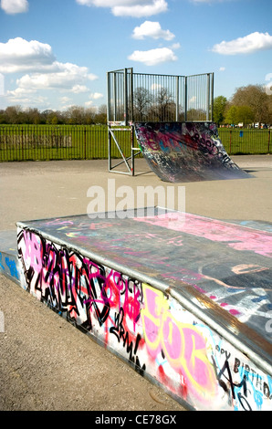 Ein Skate-Board-Park auf Clapham Common bedeckt in graffiti Stockfoto