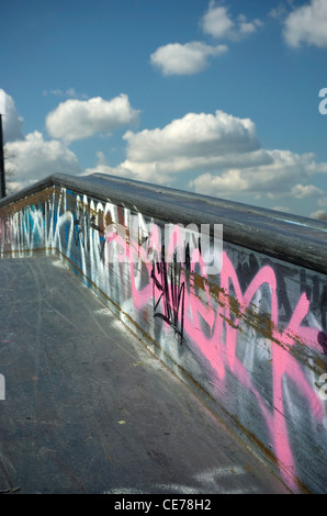 Ein Skate-Board-Park auf Clapham Common bedeckt in graffiti Stockfoto