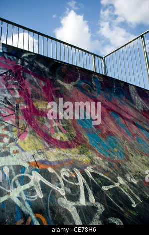 Ein Skate-Board-Park auf Clapham Common bedeckt in graffiti Stockfoto